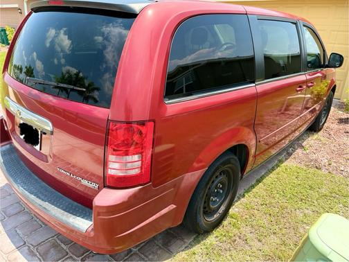 2010 Chrysler Town & Country LX