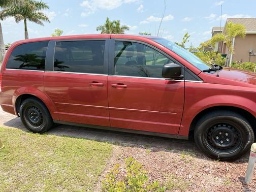 2010 Chrysler Town & Country LX