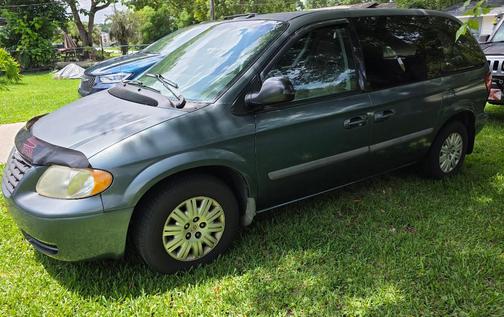 Green 2007 Chrysler Town & Country Base