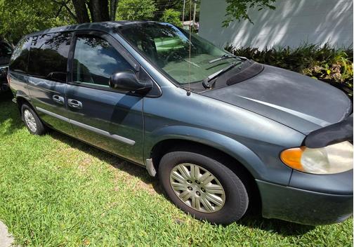 Green 2007 Chrysler Town & Country Base