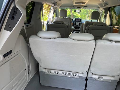 Photo 3 of 7 of 2008 Chrysler Town & Country Limited