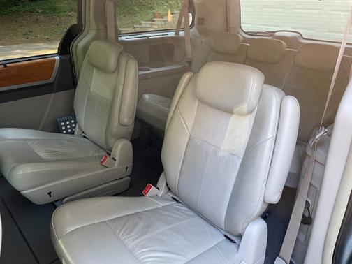Photo 4 of 7 of 2008 Chrysler Town & Country Limited