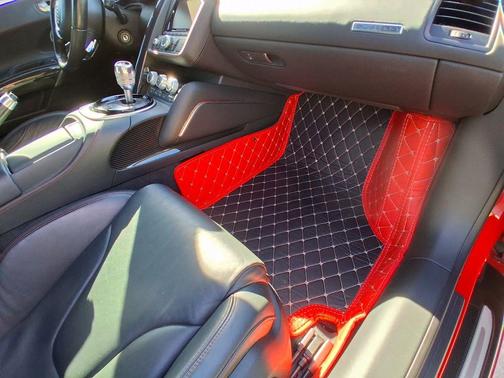 Red 2015 Audi R8 5.2 plus