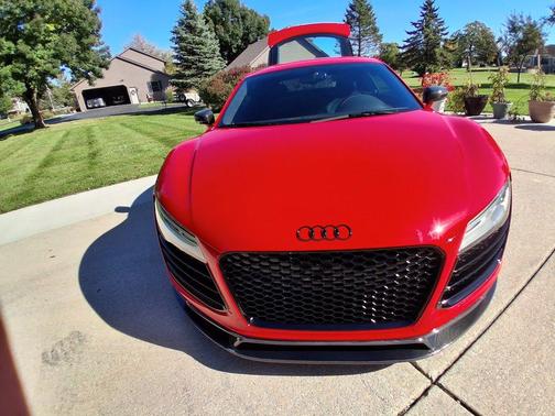 Red 2015 Audi R8 5.2 plus