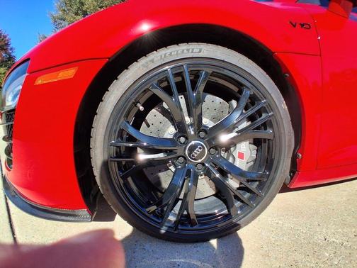 Red 2015 Audi R8 5.2 plus