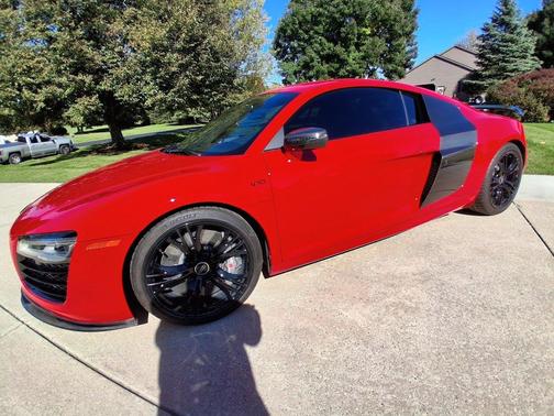 Red 2015 Audi R8 5.2 plus