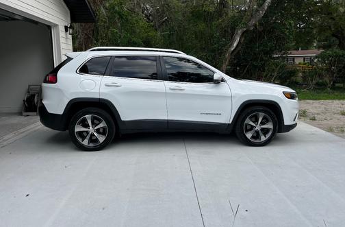 White 2019 Jeep Cherokee Limited