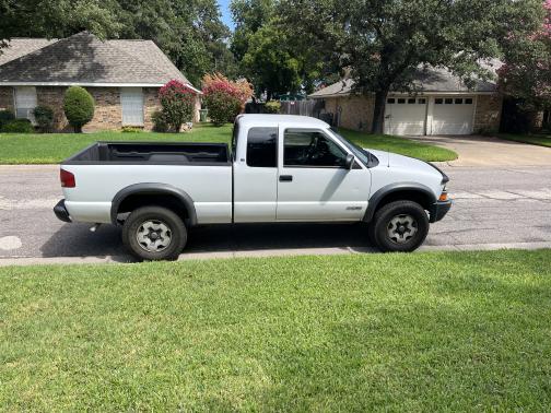 Photo 1 of 5 of 2001 Chevrolet S-10 LS Extended Cab