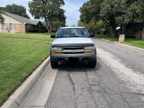 Photo 2 of 5 of 2001 Chevrolet S-10 LS Extended Cab