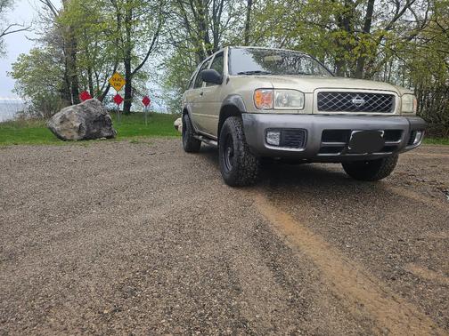 Beige 2001 Nissan Pathfinder SE