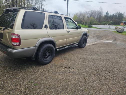 Beige 2001 Nissan Pathfinder SE