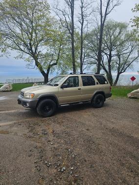 Beige 2001 Nissan Pathfinder SE