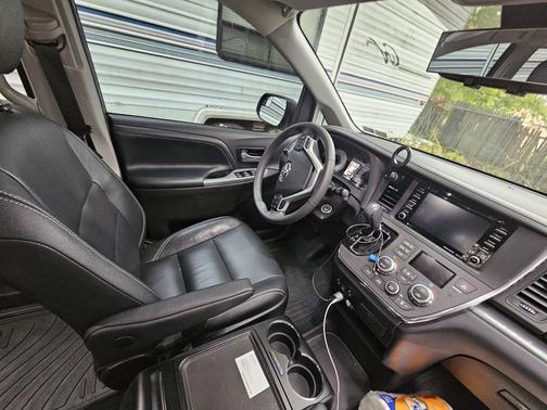 2018 Toyota Sienna SE Premium