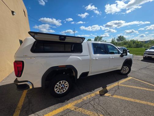 White 2025 GMC Sierra 2500 SLE