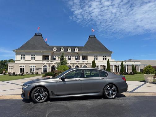 Gray 2019 BMW 750 i xDrive