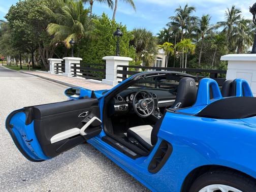 Blue 2024 Porsche 718 Boxster Style Edition