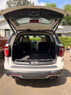 White 2019 Ford Explorer Platinum
