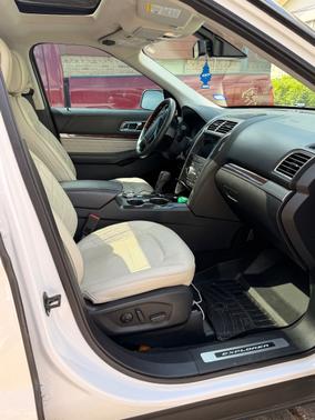 White 2019 Ford Explorer Platinum