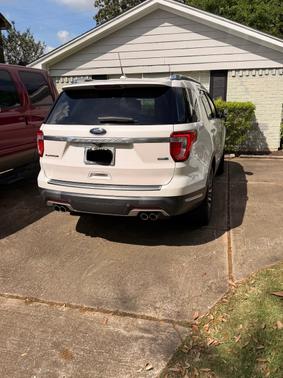 White 2019 Ford Explorer Platinum