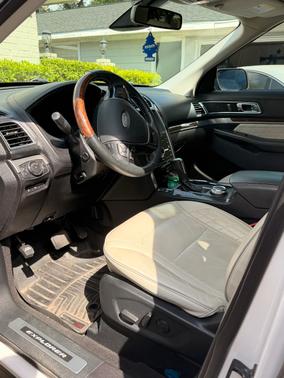 White 2019 Ford Explorer Platinum