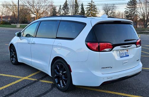 White 2019 Chrysler Pacifica Limited