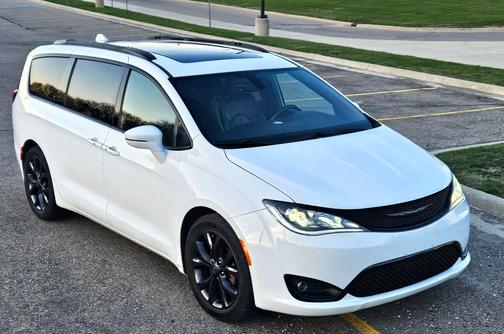 White 2019 Chrysler Pacifica Limited
