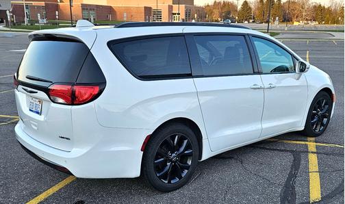 White 2019 Chrysler Pacifica Limited