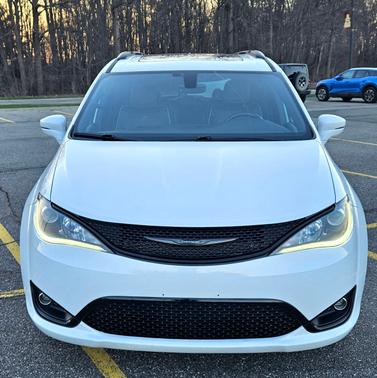 White 2019 Chrysler Pacifica Limited
