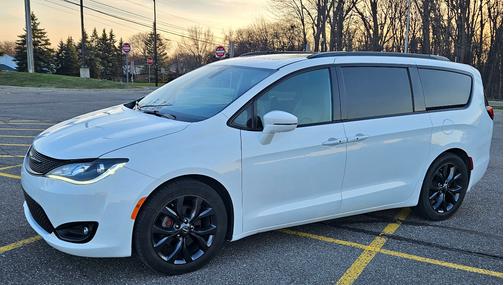 White 2019 Chrysler Pacifica Limited
