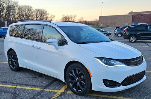 White 2019 Chrysler Pacifica Limited