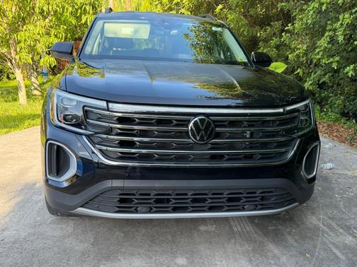 Black 2024 Volkswagen Atlas 2.0T SE