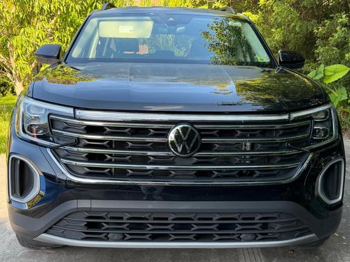 Black 2024 Volkswagen Atlas 2.0T SE