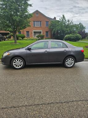 Gray 2009 Toyota Corolla LE