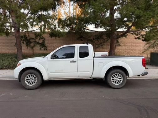 White 2015 Nissan Frontier SV