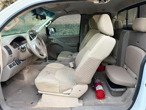 White 2015 Nissan Frontier SV