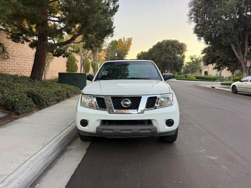 White 2015 Nissan Frontier SV
