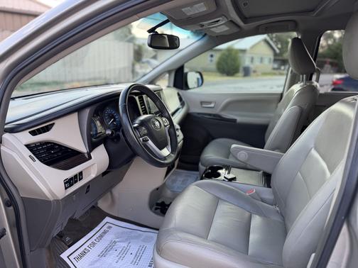 Beige 2017 Toyota Sienna XLE