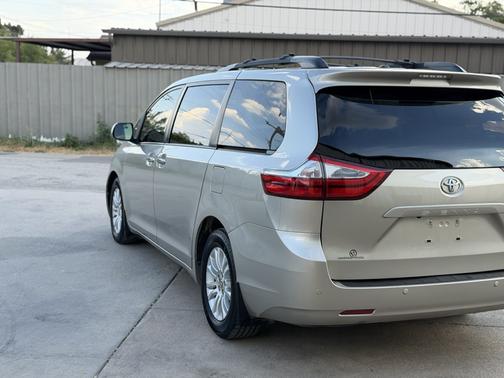 Beige 2017 Toyota Sienna XLE
