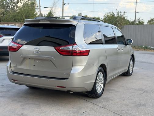 Beige 2017 Toyota Sienna XLE