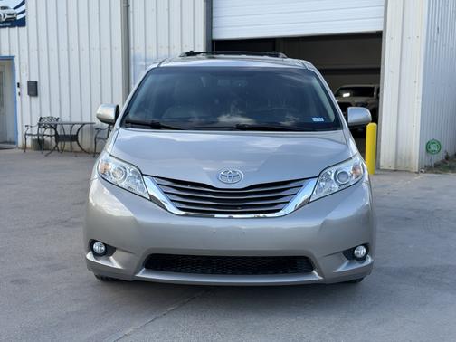 Beige 2017 Toyota Sienna XLE
