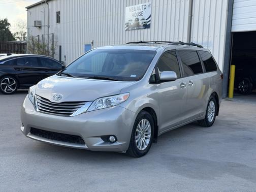 Beige 2017 Toyota Sienna XLE