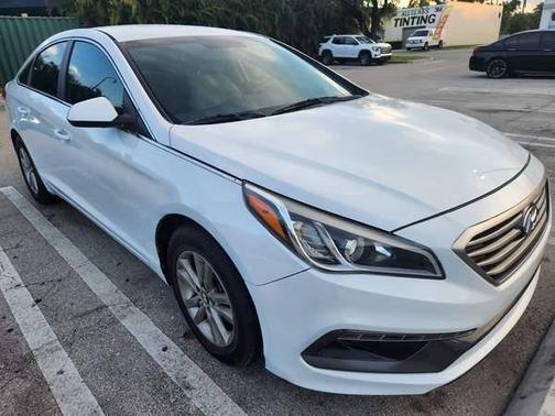 White 2015 Hyundai SONATA SE