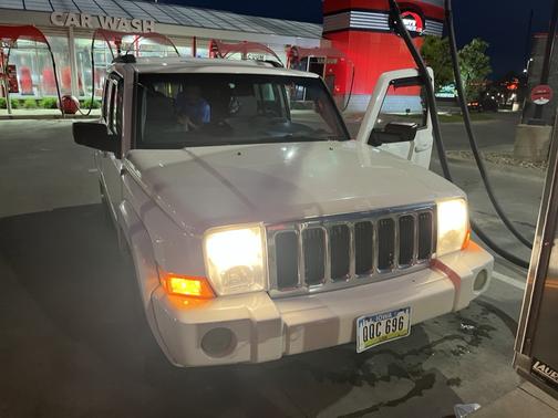 White 2008 Jeep Commander Sport