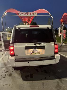 White 2008 Jeep Commander Sport