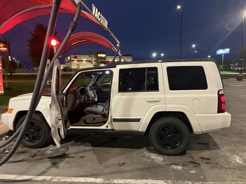 White 2008 Jeep Commander Sport