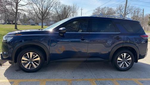 2023 Nissan Pathfinder SL