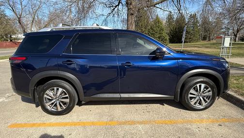 2023 Nissan Pathfinder SL