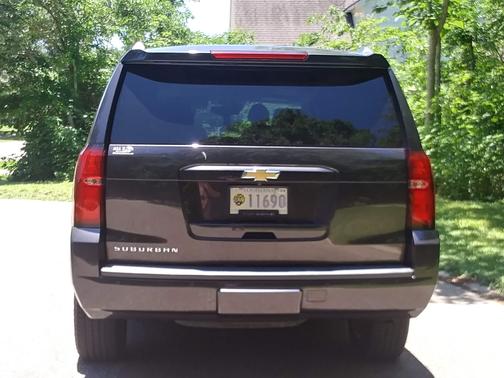 Photo 4 of 30 of 2016 Chevrolet Suburban LT