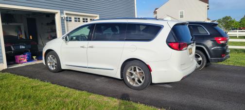Photo 3 of 6 of 2018 Chrysler Pacifica Limited