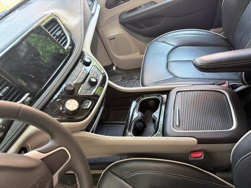White 2022 Chrysler Pacifica Limited